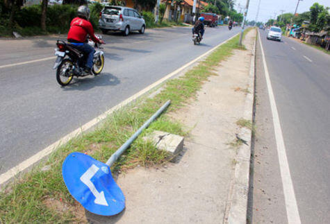 Jatuh Gara-Gara Jalan Rusak?? LAPORIN Gan..!!!