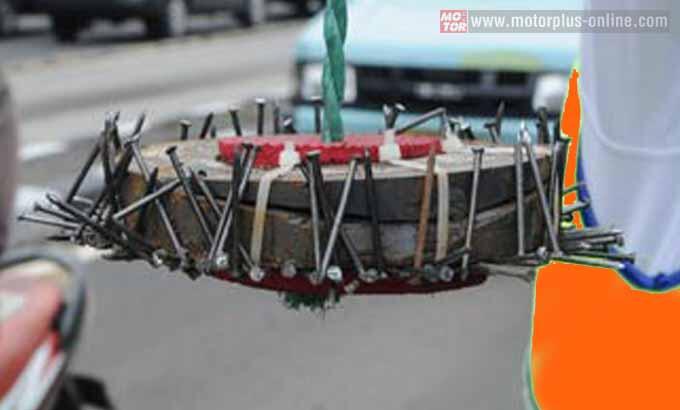 Tukang Tambal Ban di Roxy Jadi Bagian Komplotan Penebar Ranjau Paku