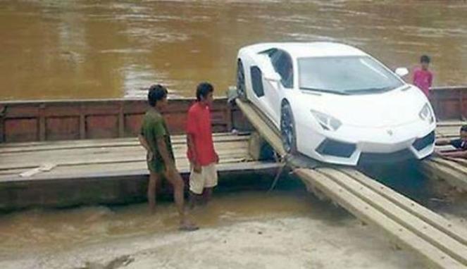 Orang Kaya di Pelosok Beli Lagi Lamborghini: Diangkut Perahu Nelayan