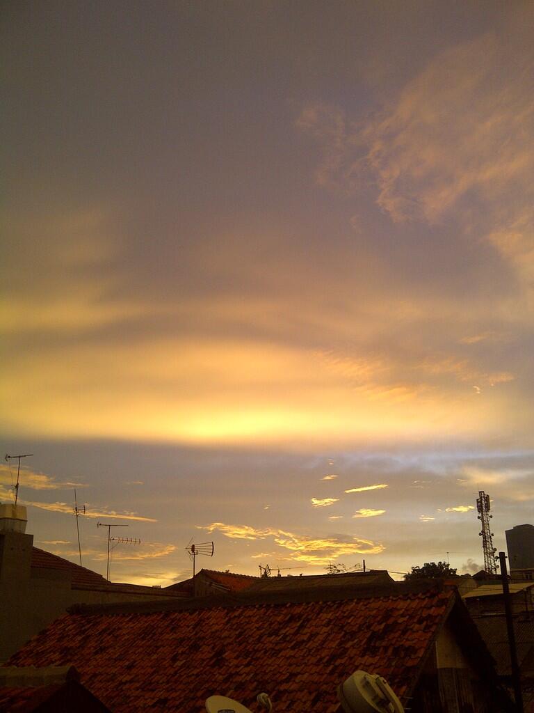 Ada yang aneh gan sama langit di JAKARTA tadi sore