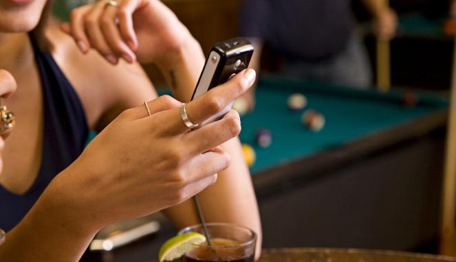 Ketahui, Bahaya Gunakan Gadget Saat Makan