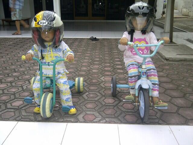 Edannnn Ponakan ane masih kecil uda ikut balapan!!!!!!