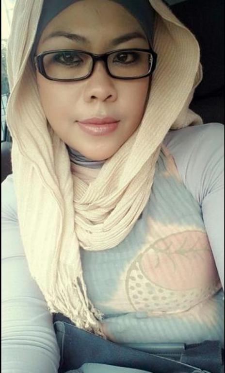 berjilbab idaman ts