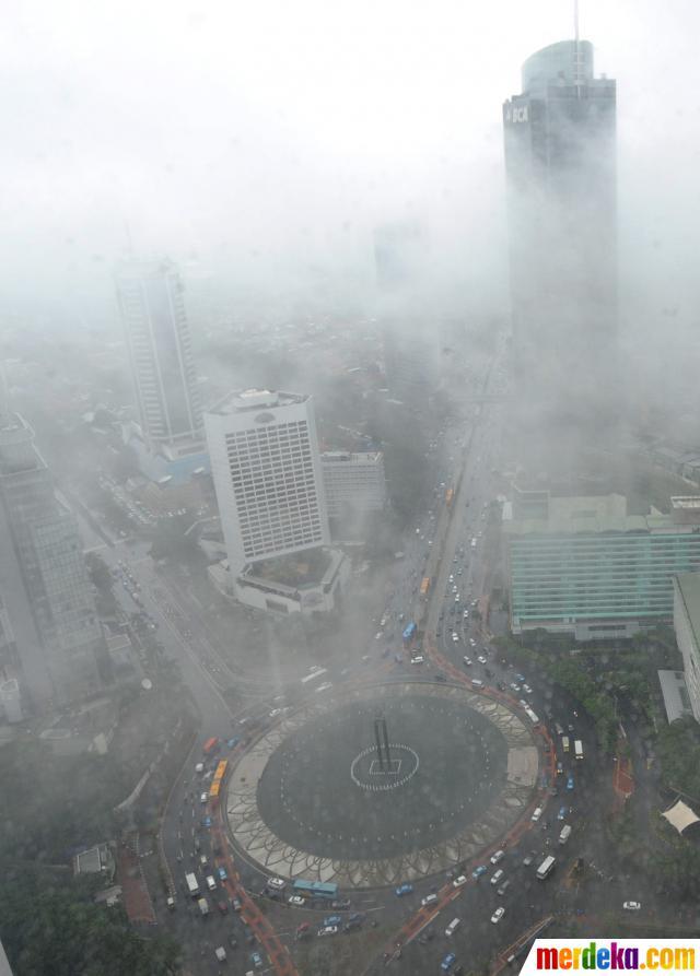 FOTO: Kabut Tebal Selimuti Ibu Kota Jakarta