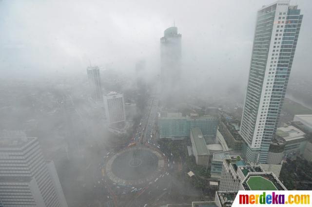 FOTO: Kabut Tebal Selimuti Ibu Kota Jakarta