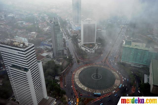 FOTO: Kabut Tebal Selimuti Ibu Kota Jakarta