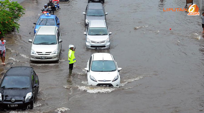 Hujan Deras, Jalan Patra Kebon Jeruk Banjir 60 Cm