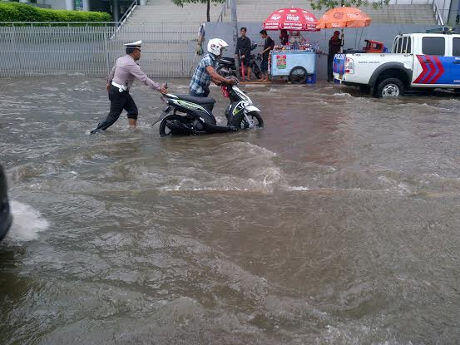 Bersandal Jepit, AKP Hary Bantu Dorong Motor Mogok