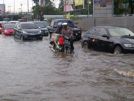 Bersandal Jepit, AKP Hary Bantu Dorong Motor Mogok