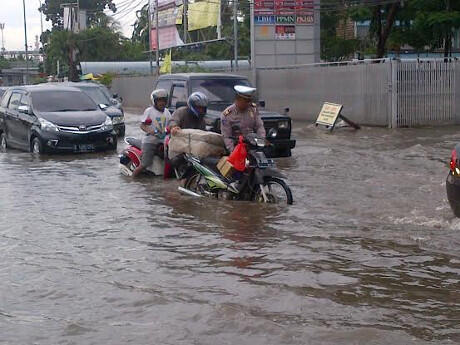 Bersandal Jepit, AKP Hary Bantu Dorong Motor Mogok