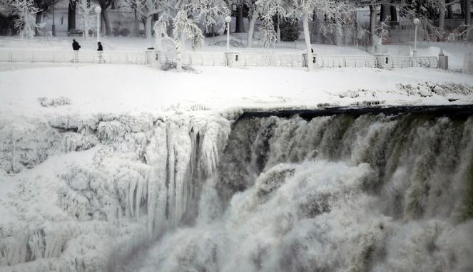 Cuaca Ekstrem di AS, Air Terjun Niagara Membeku