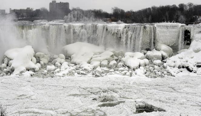 Cuaca Ekstrem di AS, Air Terjun Niagara Membeku