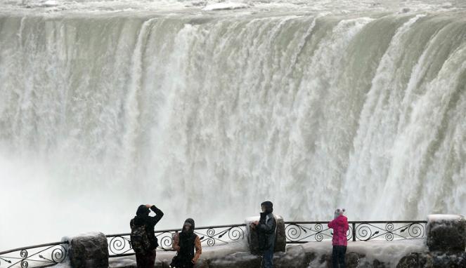 Cuaca Ekstrem di AS, Air Terjun Niagara Membeku