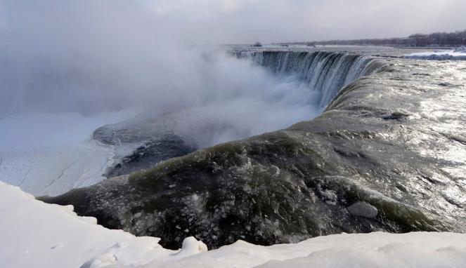 Cuaca Ekstrem di AS, Air Terjun Niagara Membeku