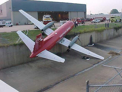 foto 100 Kecelakaan pesawat yang lucu