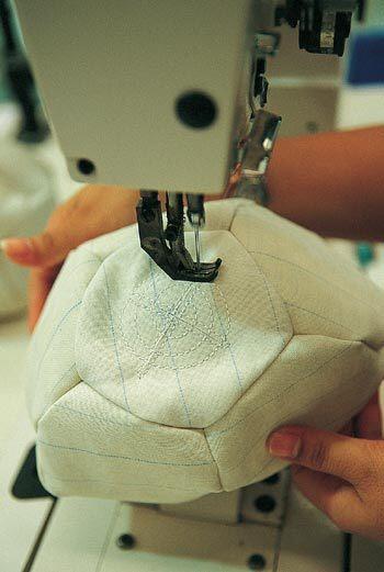 Proses pembuatan bola kaki Adidas