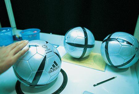 Proses pembuatan bola kaki Adidas