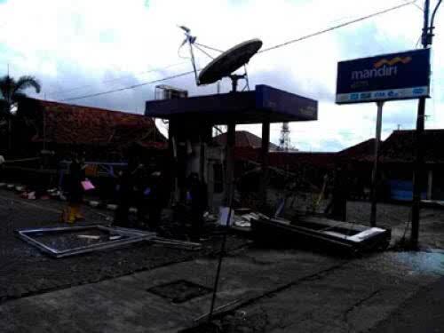 &#91;Hot News&#93; Mesin ATM di Malang Meledak, Polda Terjunkan Tim Forensik