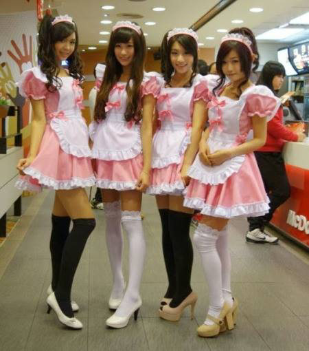 Pelayan McDonald penampilan ala Girl band korea.