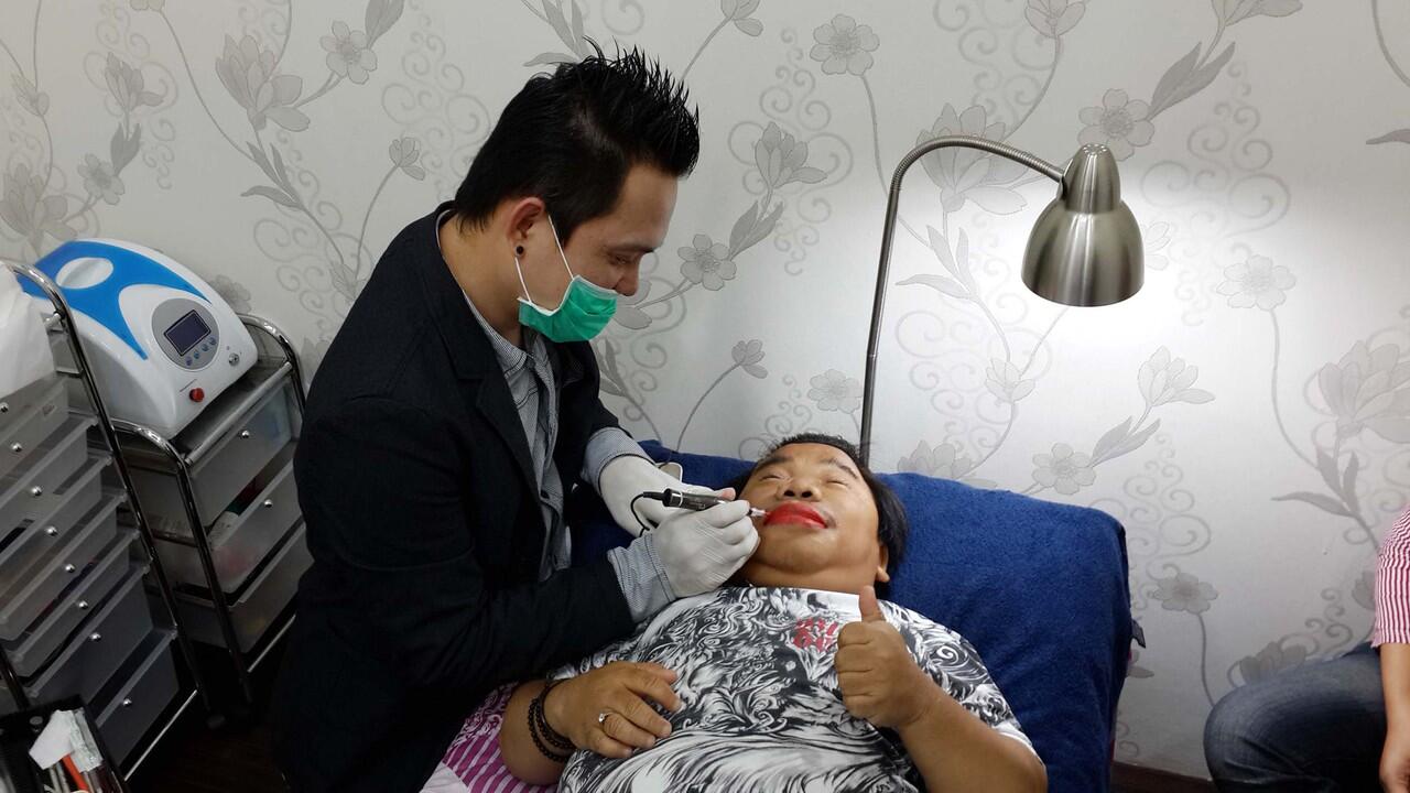 HOT - Ingin lebih ganteng, Hendrik Ceper sulam alis dan bibir
