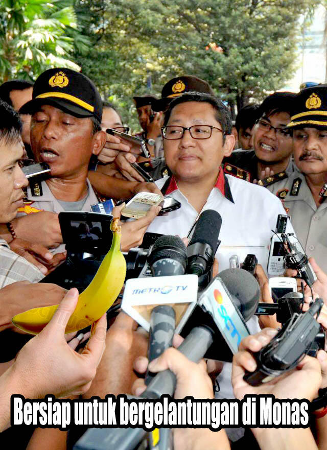 Bergelantungan di Monas