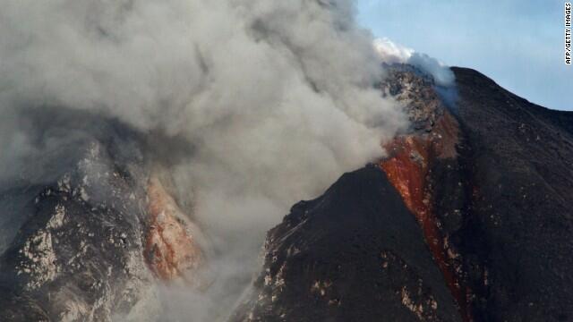&#91;BREAKING NEWS&#93; Gunung Sinabung meletus sebanyak 220 kali dalam minggu ini.