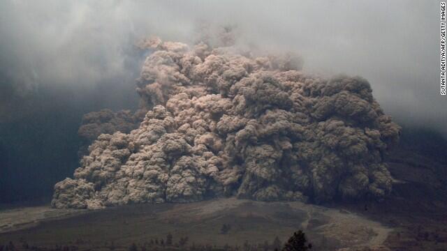 &#91;BREAKING NEWS&#93; Gunung Sinabung meletus sebanyak 220 kali dalam minggu ini.