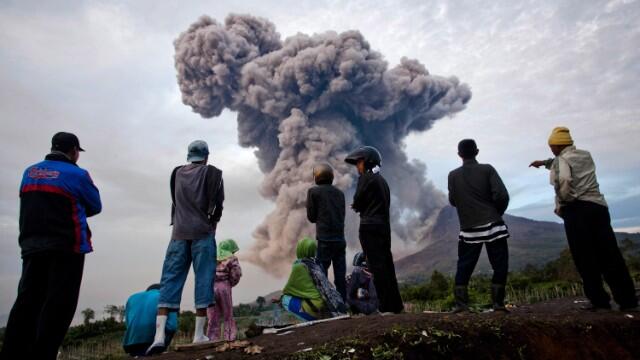 &#91;BREAKING NEWS&#93; Gunung Sinabung meletus sebanyak 220 kali dalam minggu ini.