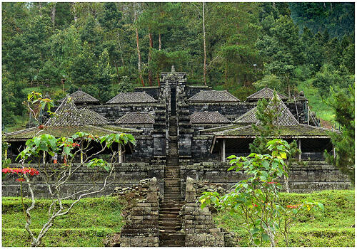 Menikmati Pemandangan Candi Cetha di Atas Awan