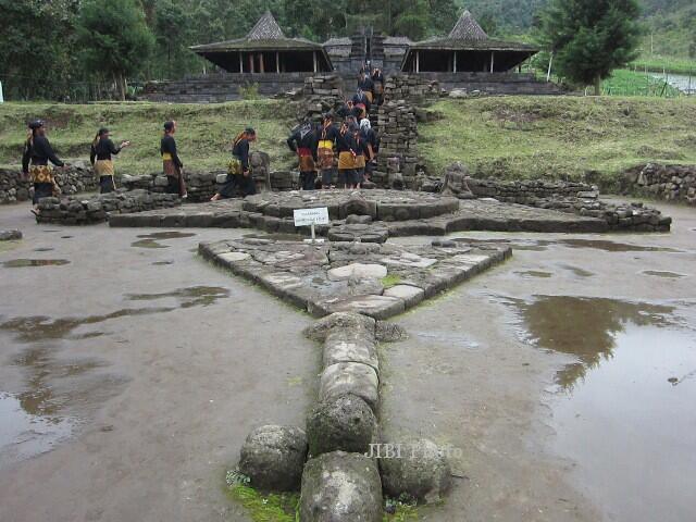 Menikmati Pemandangan Candi Cetha di Atas Awan