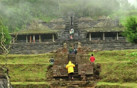 Menikmati Pemandangan Candi Cetha di Atas Awan