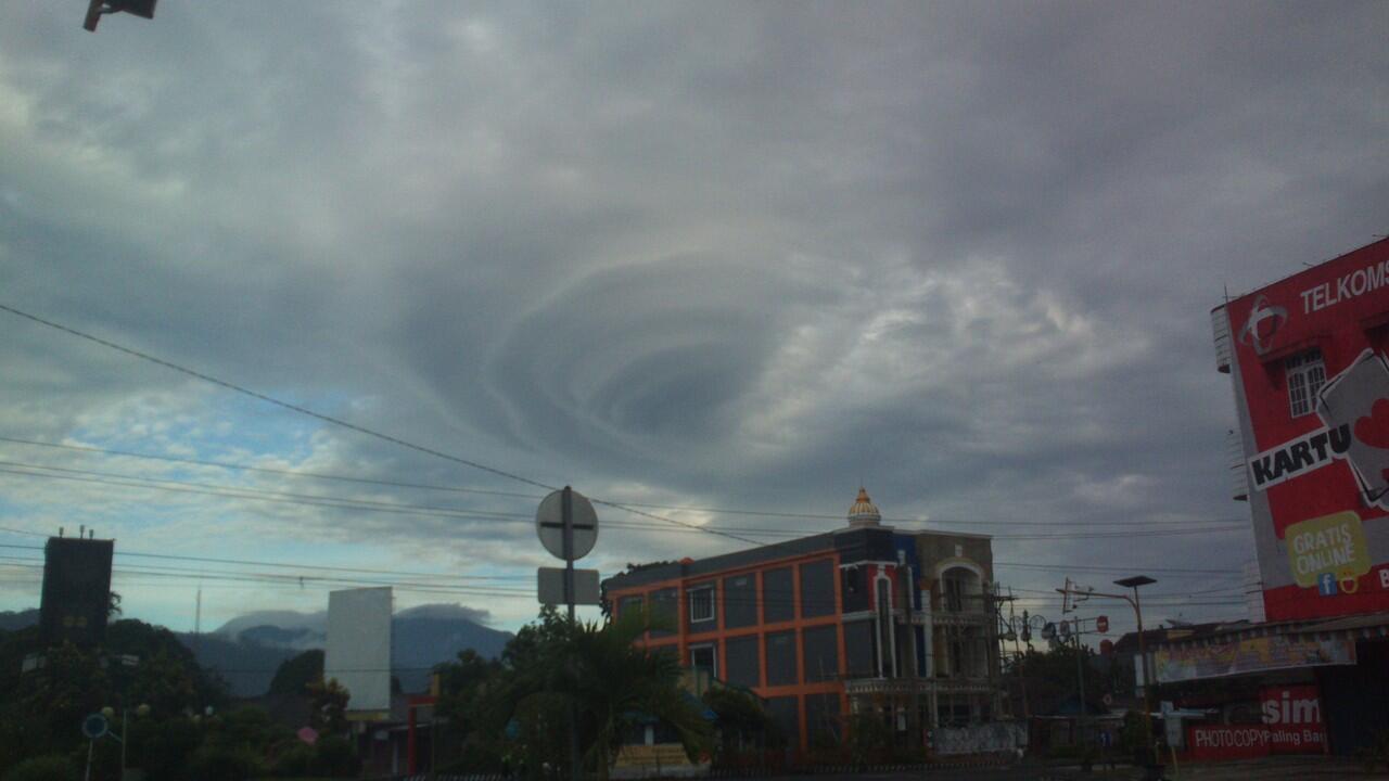 Subhanallah... penampakan awan mirip ombak di deket rumah ane (no hoax)