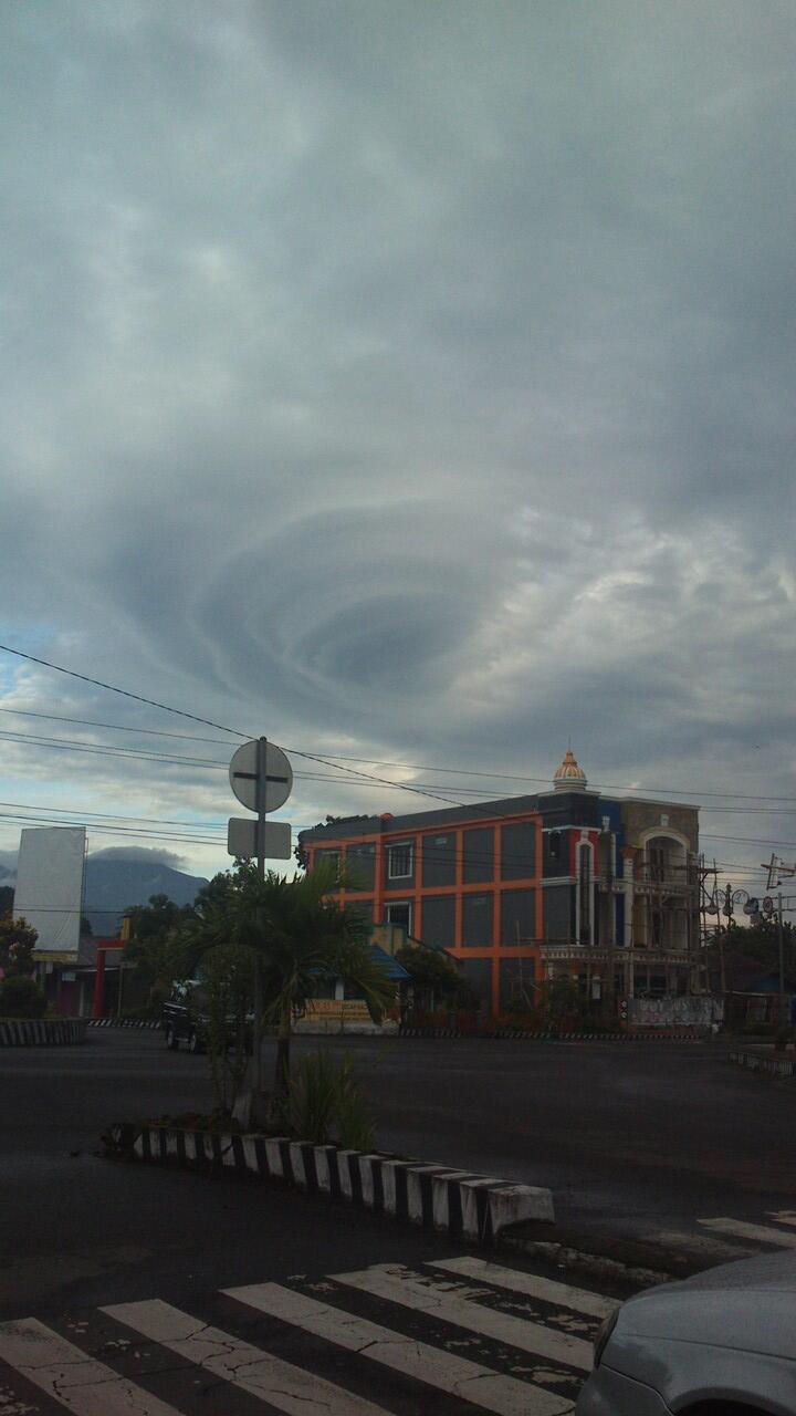 Subhanallah... penampakan awan mirip ombak di deket rumah ane (no hoax)