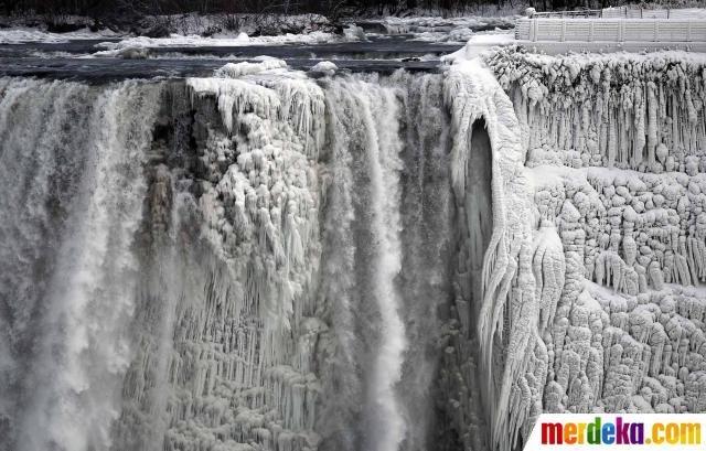 FOTO: Cuaca Ekstrem, Air Terjun Niagara Membeku