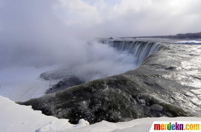 FOTO: Cuaca Ekstrem, Air Terjun Niagara Membeku