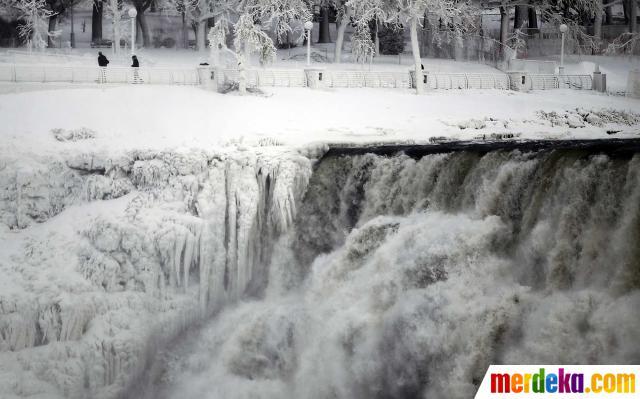 FOTO: Cuaca Ekstrem, Air Terjun Niagara Membeku