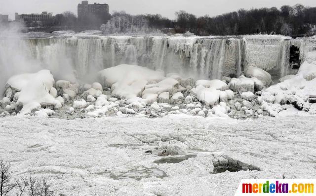 FOTO: Cuaca Ekstrem, Air Terjun Niagara Membeku