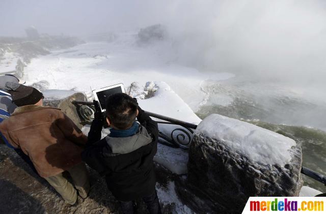 FOTO: Cuaca Ekstrem, Air Terjun Niagara Membeku