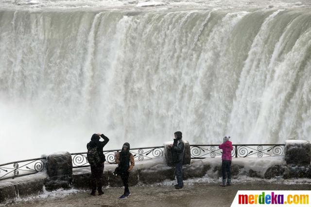 FOTO: Cuaca Ekstrem, Air Terjun Niagara Membeku