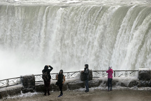 &#91;Foto&#93; Cuaca Ekstrem, Air Terjun Niagara Sebagian Beku