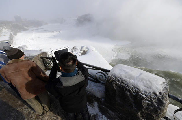 &#91;Foto&#93; Cuaca Ekstrem, Air Terjun Niagara Sebagian Beku