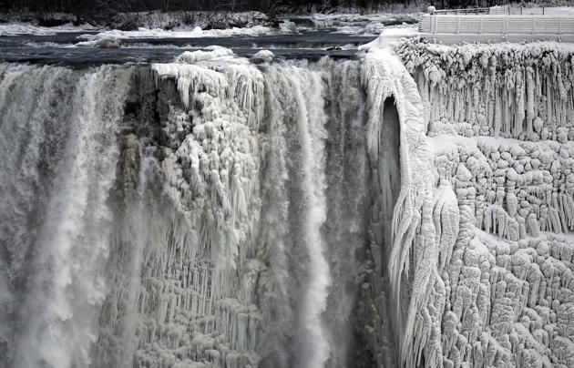 &#91;Foto&#93; Cuaca Ekstrem, Air Terjun Niagara Sebagian Beku