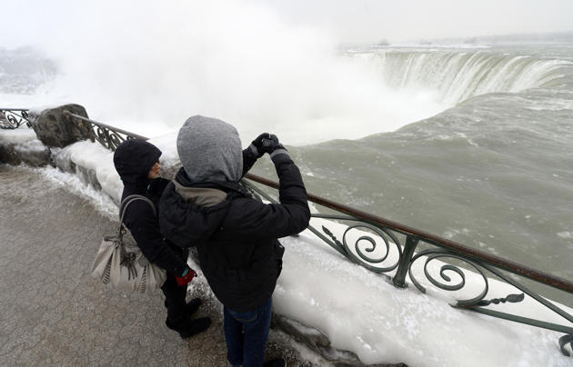 &#91;Foto&#93; Cuaca Ekstrem, Air Terjun Niagara Sebagian Beku