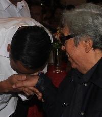 ( Lho Lho ) Terima Tumpeng HUT PDIP, Jokowi Cium Tangan Mega 