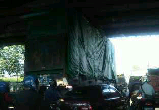 Efek penebalan jalan pada underpass dan jembatan
