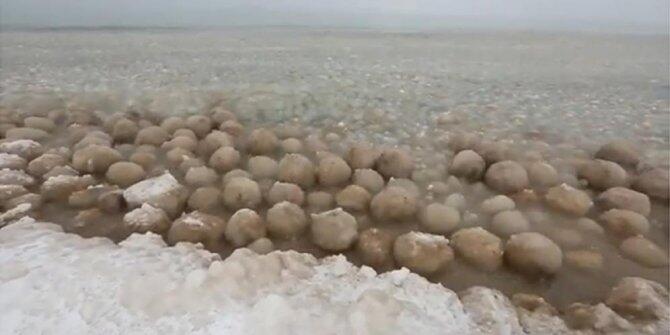 Akibat polar vortex, Danau Michigan dipenuhi 'bakso' dan air terjun Niagara Membeku