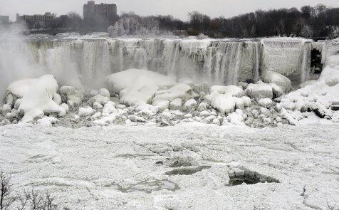 Akibat polar vortex, Danau Michigan dipenuhi 'bakso' dan air terjun Niagara Membeku