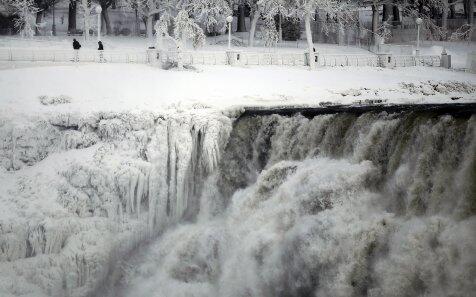 Akibat polar vortex, Danau Michigan dipenuhi 'bakso' dan air terjun Niagara Membeku