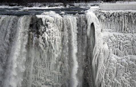 Akibat polar vortex, Danau Michigan dipenuhi 'bakso' dan air terjun Niagara Membeku