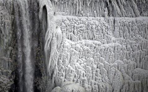 Akibat polar vortex, Danau Michigan dipenuhi 'bakso' dan air terjun Niagara Membeku